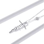 Silberne Halskette mit einem Kreuz und der Aufschrift Glaube