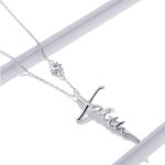 Silberne Halskette mit einem Kreuz und der Aufschrift Glaube