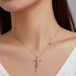 Silberne Halskette mit einem Kreuz und der Aufschrift Glaube