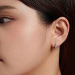 Silberne Creolen mit Kristall