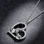 Silberne Halskette mit Vogelanhänger