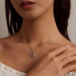 Silberne Halskette mit Vogelanhänger