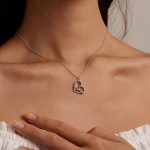 Silberne Halskette mit Vogelanhänger