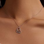 Silberne Halskette mit Vogelanhänger