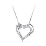 Silberne Halskette mit Doppelherzanhänger und Schmetterling