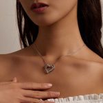 Silberne Halskette mit Herz und Schmetterling