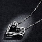 Silberne Halskette mit Doppelherzanhänger und Schmetterling