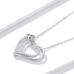 Silberne Halskette mit Doppelherzanhänger und Schmetterling