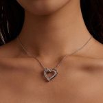 Silberne Halskette mit Doppelherzanhänger und Schmetterling