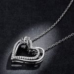 Silberne Halskette mit Doppelherz und Schmetterlingsanhänger