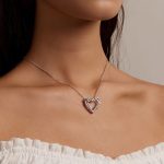 Silberne Halskette mit Doppelherz und Schmetterlingsanhänger