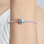 Silberanhänger, Reisen