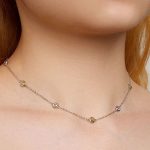 Silberne Halskette mit Glasperlen