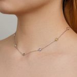 Silberne Halskette mit Glasperlen