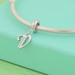 Silberanhänger, Buchstabe V