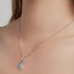 Silberne Halskette mit türkisfarbenem Mondanhänger