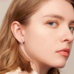 Silberohrringe mit weißem Kristall