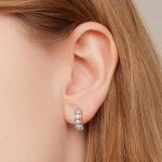 Silberohrringe mit weißem Kristall