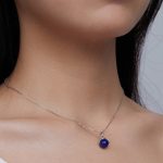 Silberne Halskette mit Lapislazuli-Anhänger
