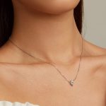 Silberne Halskette mit grünem Kristall