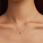 Silberne Halskette mit grünem Kristall