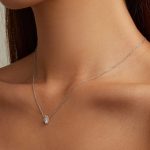 Silberne Halskette mit grünem Kristall