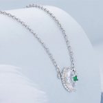 Silberne Halskette mit grünem Kristall