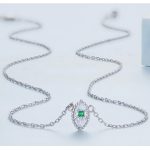 Silberne Halskette mit grünem Kristall