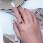 Silberner Damenring mit rotem Granat, größenverstellbar