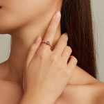 Silberner Damenring mit rotem Granat, größenverstellbar