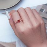 Silberner Damenring mit rotem Granat, größenverstellbar