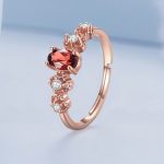 Silberner Damenring mit rotem Granat, größenverstellbar