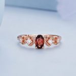 Silberner Damenring mit rotem Granat, größenverstellbar