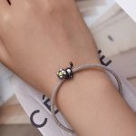 Silberanhänger, schwarze Katze