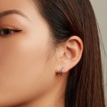 Silberne Damenohrringe mit schwarzem Kristall