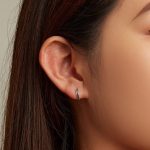 Silberne Damenohrringe mit schwarzem Kristall