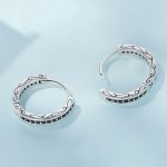 Silberne Damenohrringe mit schwarzem Kristall