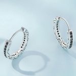 Silberne Damenohrringe mit schwarzem Kristall