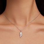 Silberne Halskette mit Engelsflügel-Anhänger