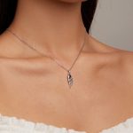 Silberne Halskette mit Engelsflügel-Anhänger