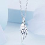 Silberne Halskette mit Engelsflügel-Anhänger