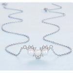 Silberne Halskette mit Perlenanhänger