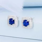 Silberne Damenohrringe mit blauem Kristall