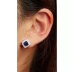 Silberne Damenohrringe mit blauem Kristall