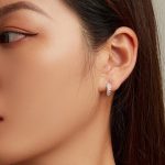 Silberohrringe mit weißem Kristall