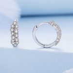 Silberohrringe mit weißem Kristall