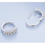 Silberohrringe mit weißem Kristall