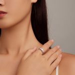 Silberring mit weißen Kristallen, Größe 8