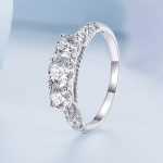 Silberring mit weißen Kristallen, Größe 8