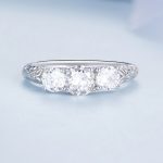 Silberring mit weißen Kristallen, Größe 8